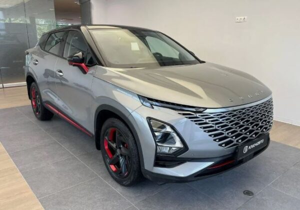 Фары OMODA C5 анализируют дорожные отражения и автоматически затемняют блики. Фары OMODA C5 анализируют дорожные отражения и автоматически затемняют блики.